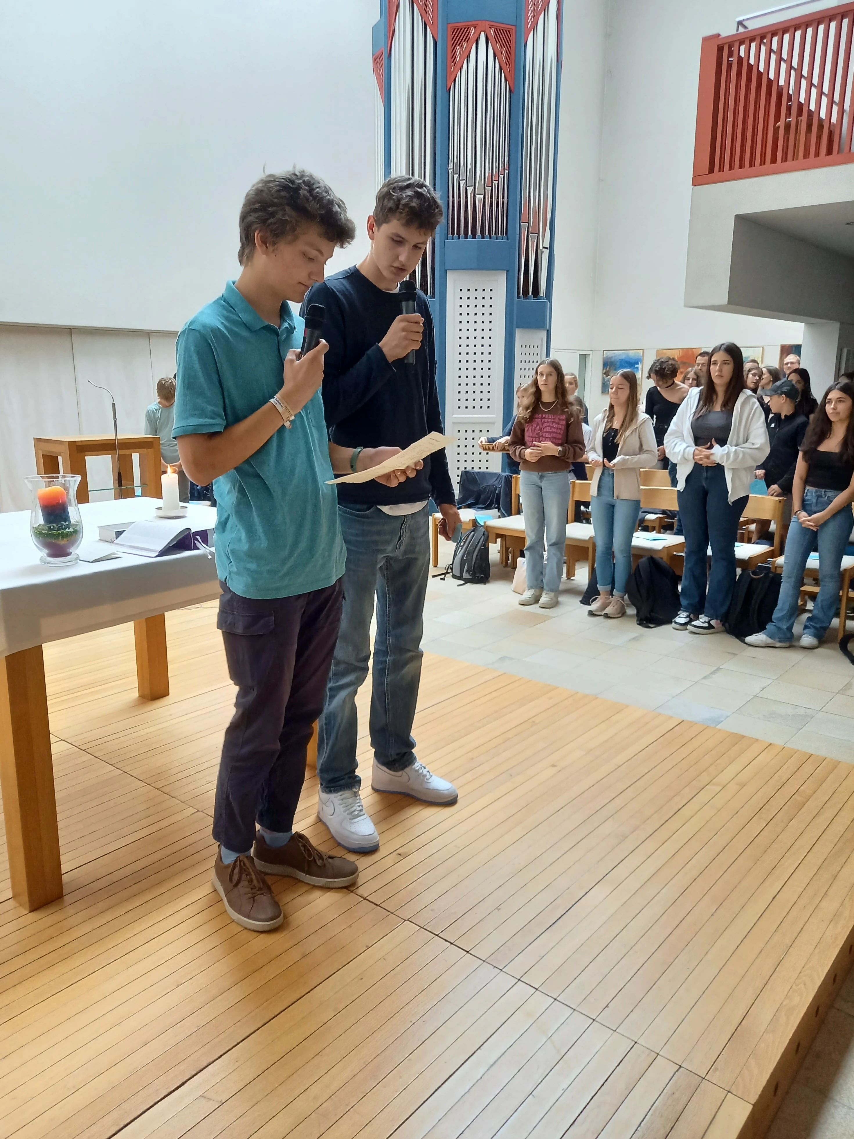 Zwei Schüler sprechen im Rahmen des Schulgottesdienstes